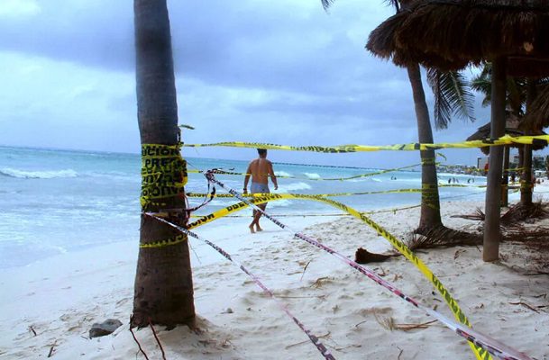 Turista regio muere ahogado tras ser arrastrado por fuerte oleaje, en Cancún #VIDEO