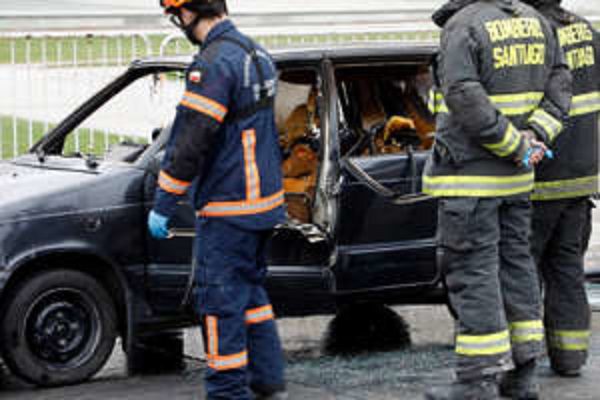 Hombre incendia su auto con él dentro frente a sede de gobierno de Chile