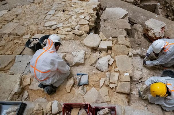 Sarcófago de plomo y manos de piedra entre las reliquias encontradas en Notre-Dame
