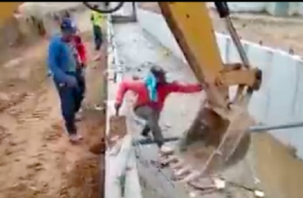Con excavadora, obreros salvan a perrita que cayó a canal de aguas, en Ecuador #VIDEO