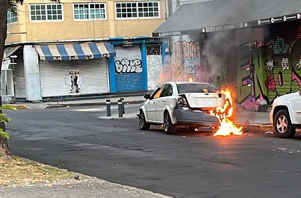 Sujetos incendian a auto luego de que se les negara pago por choque, en la Cuauhtémoc