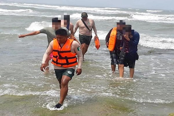 Rescatan a dos niños que estaban a punto de morir ahogados en Veracruz
