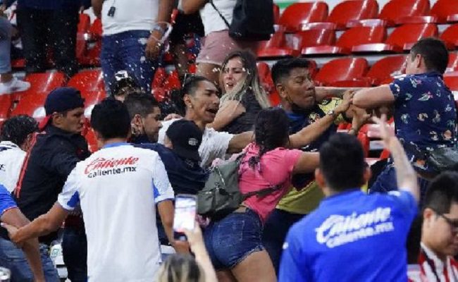 Tres detenidos por bronca en el Estadio Azteca durante el Cruz Azul vs Chivas