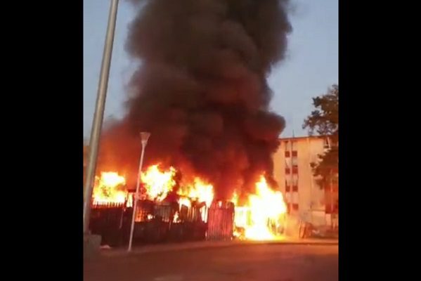 Bomberos sofocan incendio en unidad habitacional de Iztacalco #VIDEO