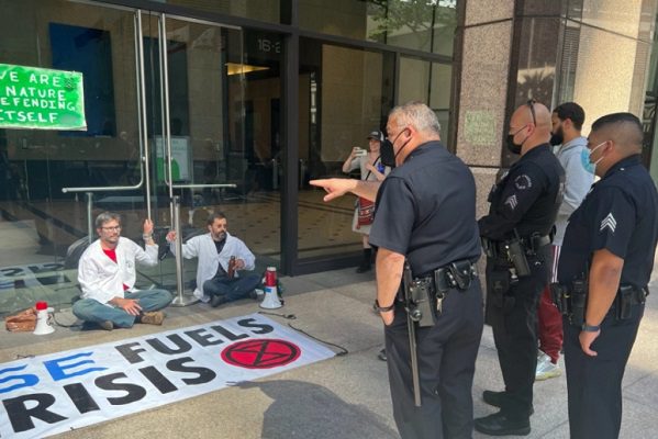 Arrestan a científico de la NASA por protesta en advertencia de de catástrofe climática