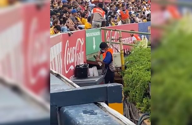 Cae vendedor captado rebajando cerveza con agua en el Tigres vs Toluca #VIDEO
