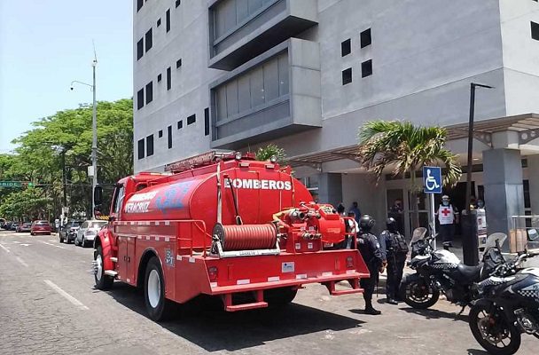 Evacuan a niños de Hospital Pediátrico de Veracruz por conato de incendio