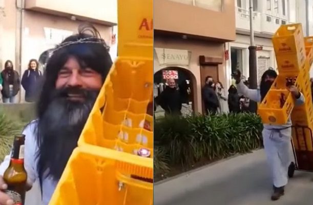 Indigna hombre caracterizado de Cristo cargando cruz hecha con cajas de cervezas #VIDEO
