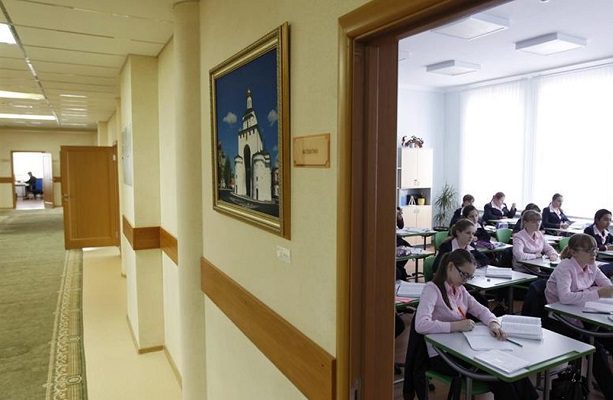 Gobierno ruso está multando o despidiendo a maestros por hablar sobre invasión