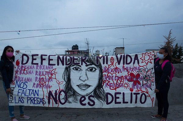Hoy se define si Roxana, quien mató a su agresor, regresa a prisión en Estado de México