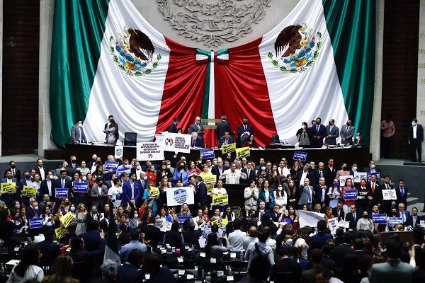 CCE celebra rechazo de la Reforma eléctrica de AMLO en San Lázaro