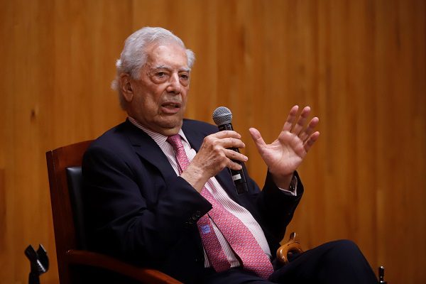 El escritor ganador de un premio Nobel Mario Vargas Llosa da positivo a Covid-19