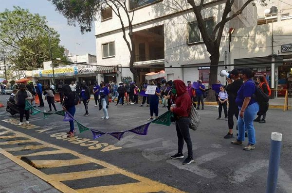 Feministas protestan en FGJ en denuncia de falta apoyo en caso de intento de secuestro