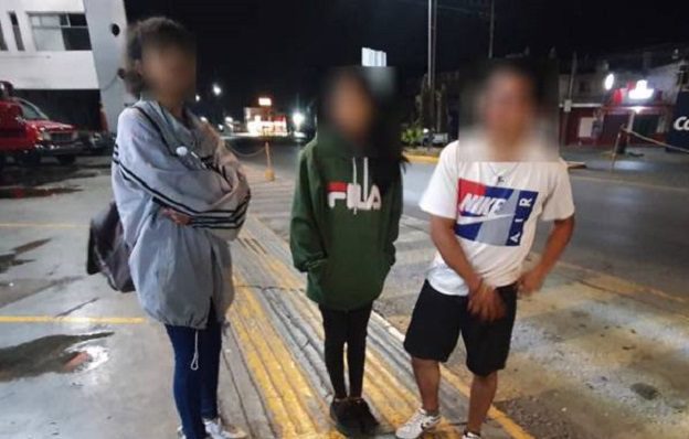 Bomberos en Hidalgo rescatan a joven de Tecámac abandonada por amigos en carretera