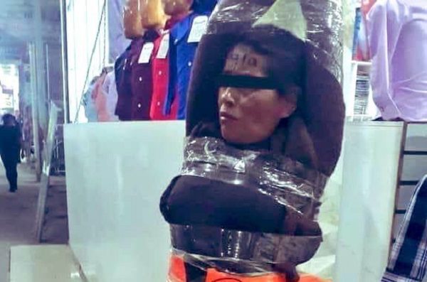 Locatarios amarran y exhiben a presunta ladrona de ropa en San Martín Texmelucan, Puebla