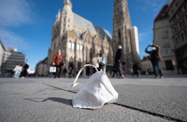 España elimina el uso obligatorio de cubrebocas en interiores a partir de mañana