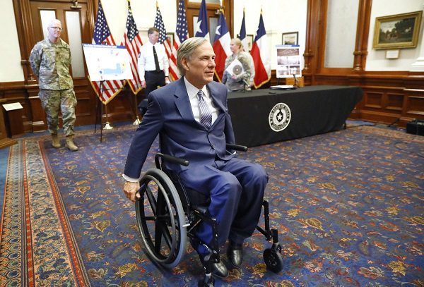 Greg Abbott, gobernador de Texas, amaga con reimponer inspecciones a camioneros