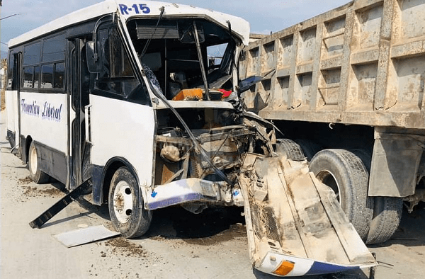 Al menos 15 heridos tras choque entre microbús y camión en Ciudad Victoria