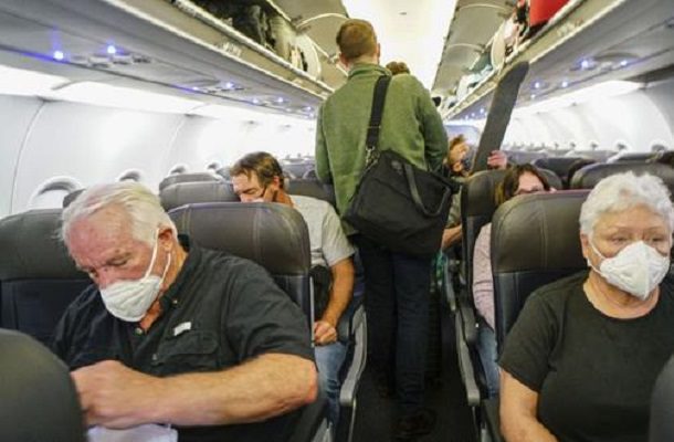 Juez revoca obligatoriedad de cubrebocas en transporte público en EE.UU.