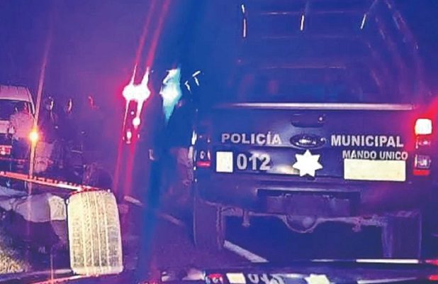 Hallan cuerpo de mujer desnuda y con tiro en la cabeza en carreta de Edomex