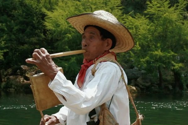 Denuncian presunta discriminación de Aeroméxico hacia cineasta mexicano