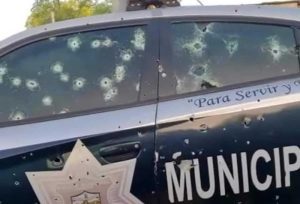 Presuntos sicarios acribillan a dos policías a bordo de su patrulla, en Sonora