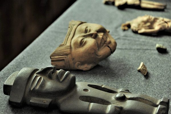 México repatría una veintena de bienes precolombinos y volúmenes desde EE.UU.