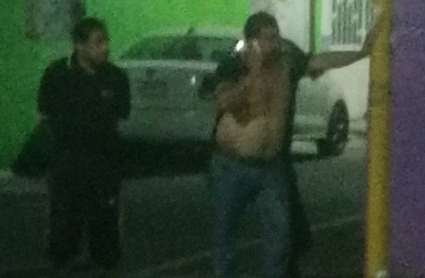 Mujer denuncia golpiza a vecina en plena calle y delante de su hijo, Venustiano Carranza #VIDEO