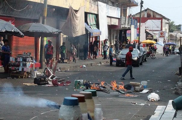 Migrantes haitianos agreden a comerciantes en mercado de Tapachula tras detenciones