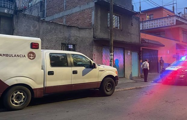 Hallan cuerpo de una mujer tras reportar olor fétido en casa de Naucalpan