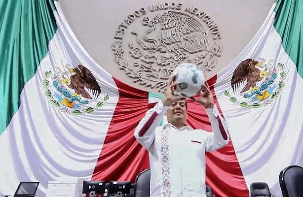 Critican a Gutiérrez Luna por echarse 'cascarita' en salón de sesiones de la Cámara de Diputados