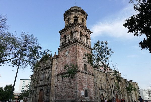 Hallan cadáveres antiguos en templo San Francisco de Asís, en Guadalajara