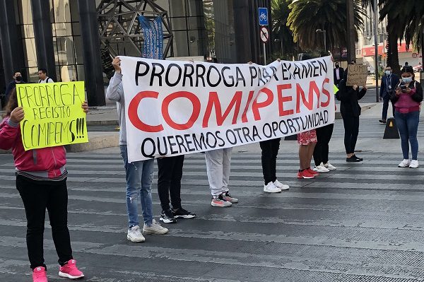 Padres se enfrentan con policías en Reforma durante protesta por lugares en Comipems