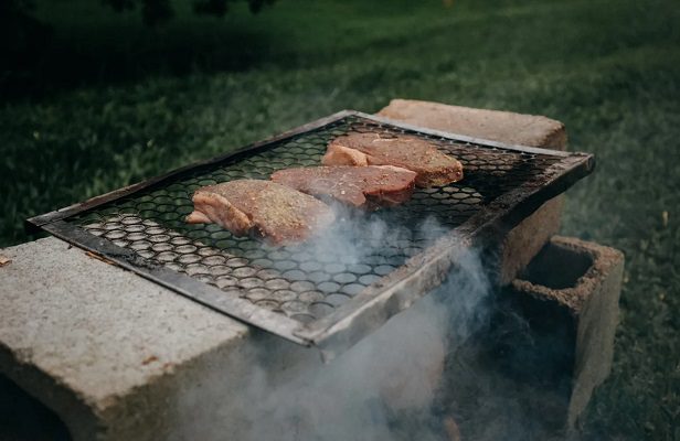 Mujer argentina denuncia a sus vecinos por hacer carne asada diario