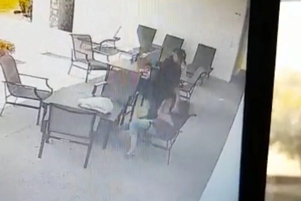 Sujeto amenaza de muerte a mujer con un cuchillo, en Querétaro #VIDEO