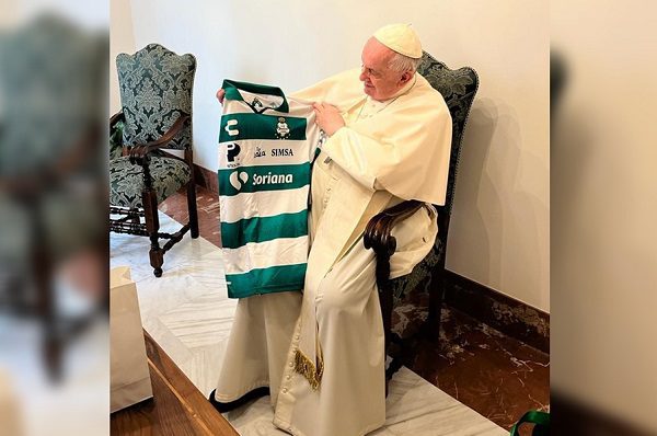 El Papa Francisco posa con un jersey del Santos