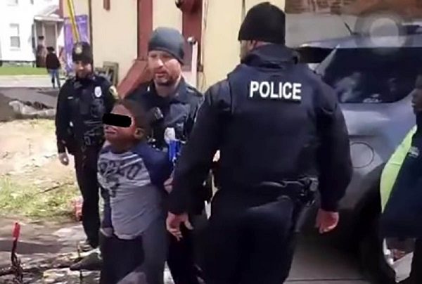 Indigna detención de niño afroamericano por robar papitas fritas en NY #VIDEO