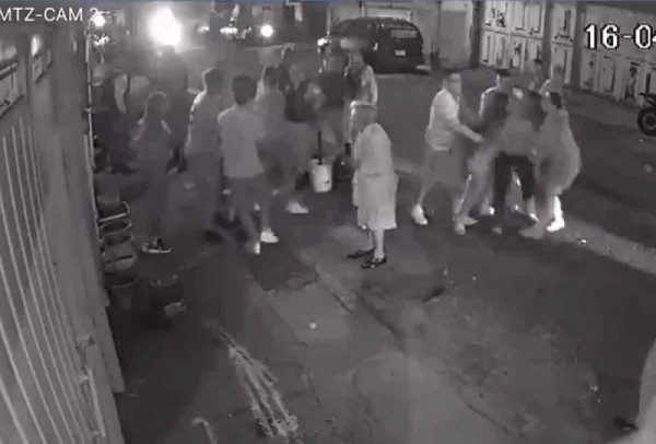 Apuñalan a una mujer durante riña en calles de Nezahualcóyotl #VIDEO