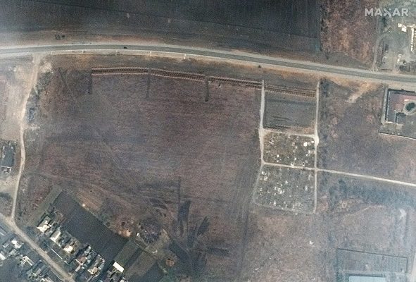 Denuncian la existencia de fosas comunes con miles de cadáveres en Mariúpol