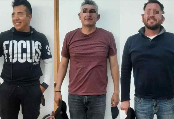Detienen a tres policías de CDMX con armas y varios juegos de placas