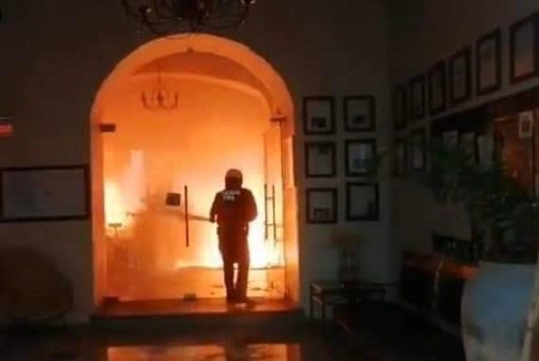 Controlan incendio en hotel en el Centro Histórico de Oaxaca #VIDEOS