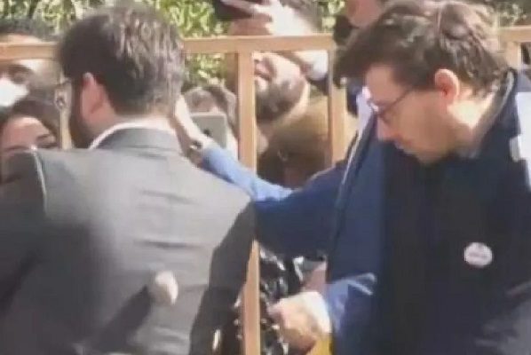 Le lanzan piedra al presidente de Chile, Gabriel Boric #VIDEO