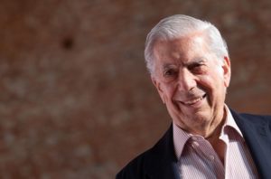 Mario Vargas Llosa “evoluciona favorablemente” tras ser hospitalizado por Covid-19
