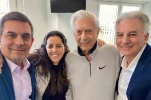 Mario Vargas Llosa sale del hospital tras superar al Covid-19