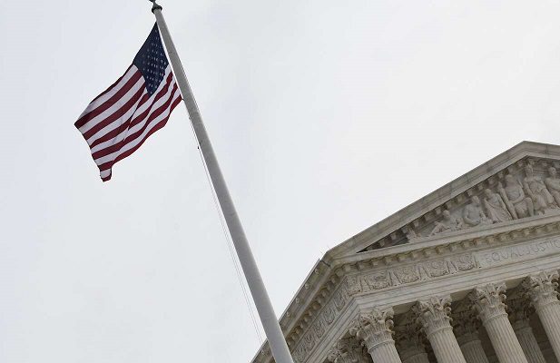 Una persona se prende fuego frente al Tribunal Supremo de Estados Unidos