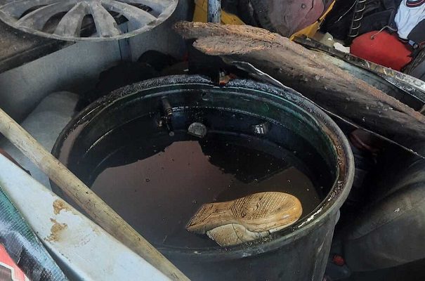 Hallan cuerpo de joven sumergido en tambo con aceite en un taller de Ecatepec
