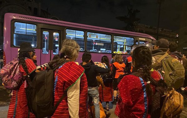 Reubican plantón de vendedores triquis en CDMX tras más de un año de protesta