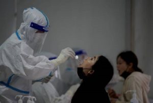 China ordena pruebas masivas de Covid-19 en Pekín ante aumento de contagios