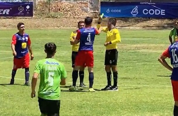 Futbolistas golpean a árbitro durante encuentro de la Copa Jalisco #VIDEO