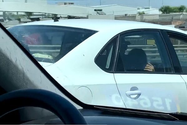 Captan a conductor golpeando a mujer mientras maneja, en Jalisco #VIDEO